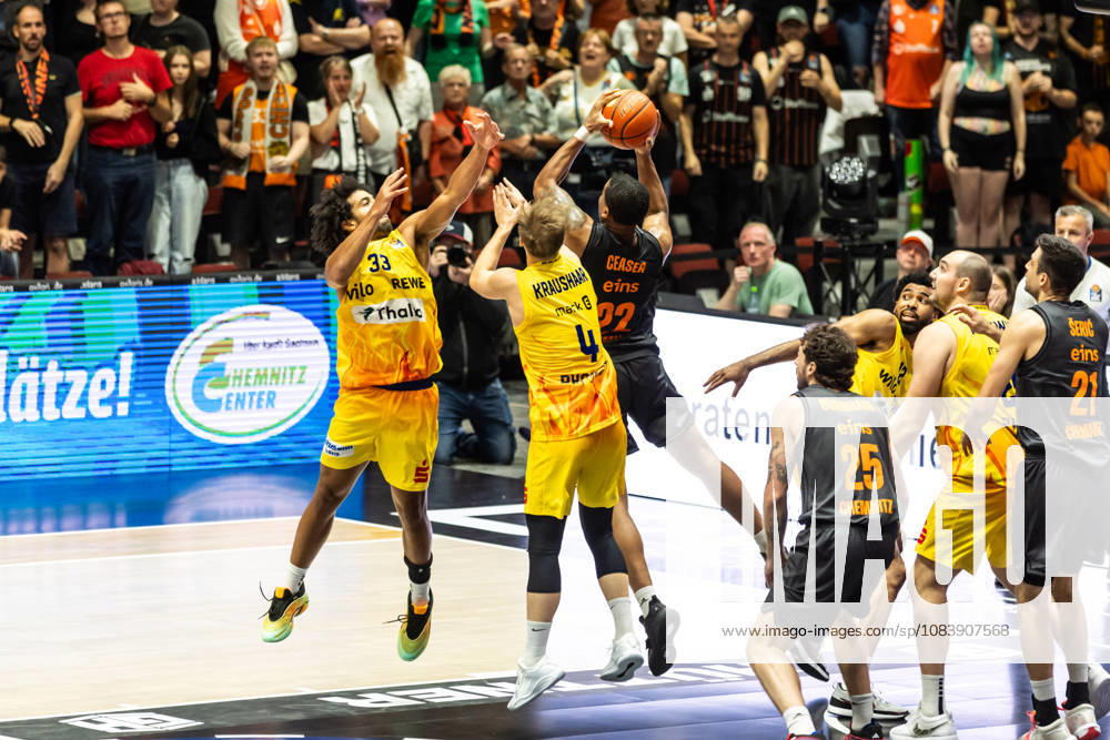 GER, BBL, easyCredit Basketball Bundesliga, Chemnitz, Niners Chemnitz - Phoenix Hagen Nighael Ceaser (Niners Chemnitz, 22), Bjarne Kraushaar (Phoenix Hagen, 4) Chemnitz Messe Chemnitz Sachsen Deutschland