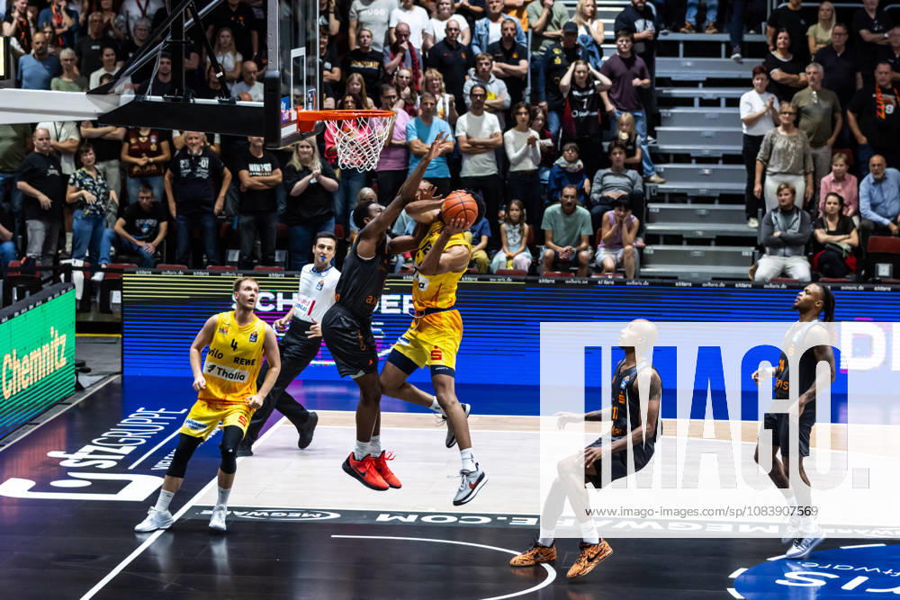 GER, BBL, easyCredit Basketball Bundesliga, Chemnitz, Niners Chemnitz - Phoenix Hagen Tyler Polley (Phoenix Hagen, 12), Phlandrous Fleming Jr. (Niners Chemnitz, 1) Chemnitz Messe Chemnitz Sachsen Deutschland