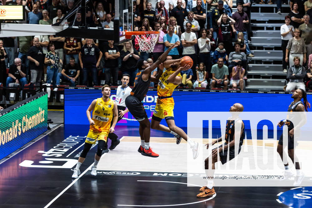 GER, BBL, easyCredit Basketball Bundesliga, Chemnitz, Niners Chemnitz - Phoenix Hagen Tyler Polley (Phoenix Hagen, 12), Phlandrous Fleming Jr. (Niners Chemnitz, 1) Chemnitz Messe Chemnitz Sachsen Deutschland