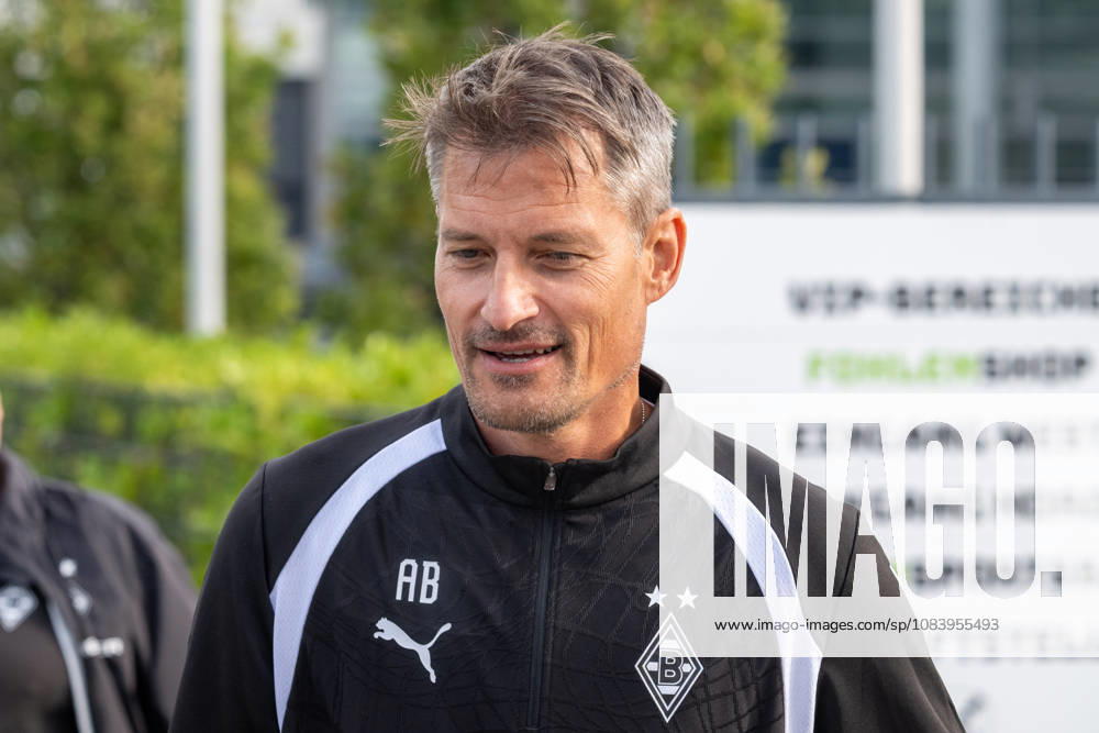 Alexander Blessin (Borussia Moenchengladbach, Trainer) auf dem Weg zu seinem ersten Training bei Borussia Moenchengladbach. Oeffentliches Training Borussia Moenchengladbach, Fussball, Bundesliga, Saison 2026 2027, 29.09.2026 oeffentliches Training Borussia Moenchengladbach, Fussball, Bundesliga, Saison 2026 2027, 29.09.2026 Moenchengladbach