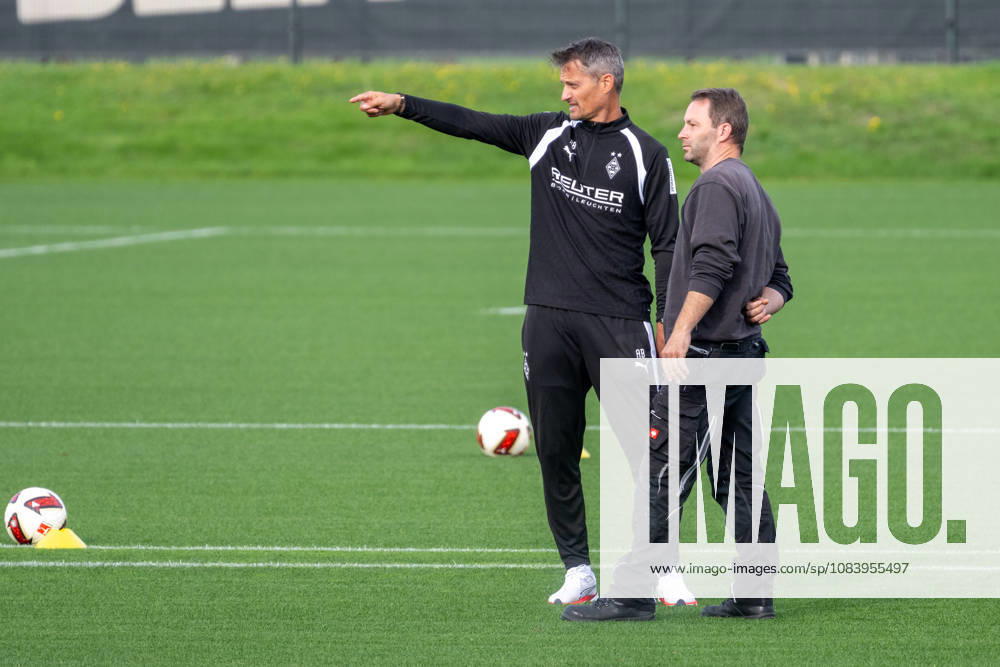 Alexander Blessin (Borussia Moenchengladbach, Trainer) im Gespraech mit einem Greenkeeper vor dem Training. Oeffentliches Training Borussia Moenchengladbach, Fussball, Bundesliga, Saison 2026 2027, 29.09.2026 oeffentliches Training Borussia Moenchengladbach, Fussball, Bundesliga, Saison 2026 2027, 29.09.2026 Moenchengladbach
