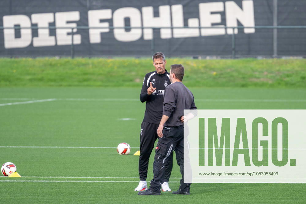 Alexander Blessin (Borussia Moenchengladbach, Trainer) im Gespraech mit einem Greenkeeper vor dem Training. Oeffentliches Training Borussia Moenchengladbach, Fussball, Bundesliga, Saison 2026 2027, 29.09.2026 oeffentliches Training Borussia Moenchengladbach, Fussball, Bundesliga, Saison 2026 2027, 29.09.2026 Moenchengladbach