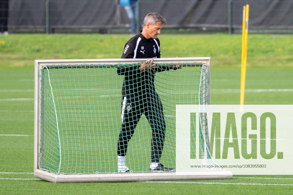 Alexander Blessin (Borussia Moenchengladbach, Trainer) bereitet die Uebung fuer die Mannschaft vor. Oeffentliches Training Borussia Moenchengladbach, Fussball, Bundesliga, Saison 2026 2027, 29.09.2026 oeffentliches Training Borussia Moenchengladbach, Fussball, Bundesliga, Saison 2026 2027, 29.09.2026 Moenchengladbach