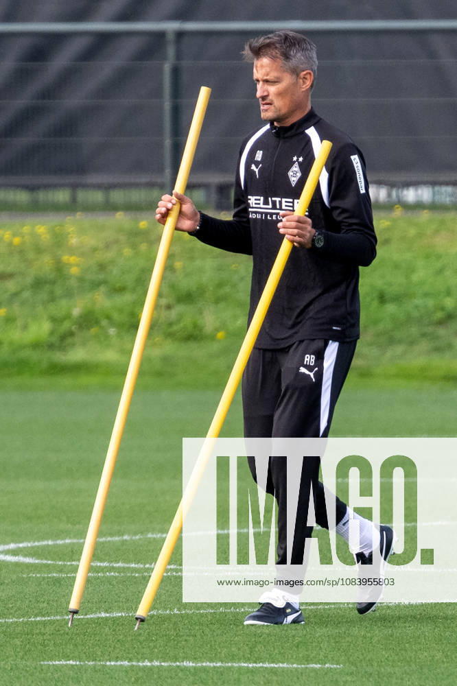 Alexander Blessin (Borussia Moenchengladbach, Trainer) bereitet die Uebung fuer die Mannschaft vor. Oeffentliches Training Borussia Moenchengladbach, Fussball, Bundesliga, Saison 2026 2027, 29.09.2026 oeffentliches Training Borussia Moenchengladbach, Fussball, Bundesliga, Saison 2026 2027, 29.09.2026 Moenchengladbach