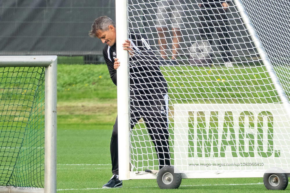 Alexander Blessin (Borussia Moenchengladbach, Trainer) baut das Tor fuer das Training auf. Oeffentliches Training Borussia Moenchengladbach, Fussball, Bundesliga, Saison 2026 2027, 29.09.2026 oeffentliches Training Borussia Moenchengladbach, Fussball, Bundesliga, Saison 2026 2027, 29.09.2026 Moenchengladbach