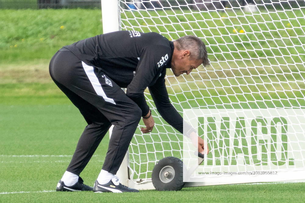 Alexander Blessin (Borussia Moenchengladbach, Trainer) legt selbst Hand an beim Toraufbau. Oeffentliches Training Borussia Moenchengladbach, Fussball, Bundesliga, Saison 2026 2027, 29.09.2026 oeffentliches Training Borussia Moenchengladbach, Fussball, Bundesliga, Saison 2026 2027, 29.09.2026 Moenchengladbach