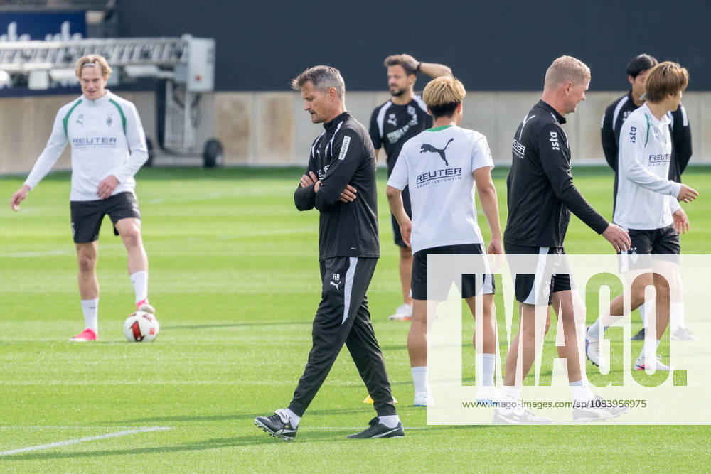 Alexander Blessin (Borussia Moenchengladbach, Trainer) im Kreise seiner neuen Mannschaft. Oeffentliches Training Borussia Moenchengladbach, Fussball, Bundesliga, Saison 2026 2027, 29.09.2026 oeffentliches Training Borussia Moenchengladbach, Fussball, Bundesliga, Saison 2026 2027, 29.09.2026 Moenchengladbach