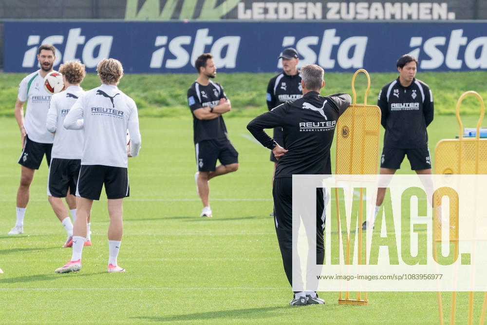 Alexander Blessin (Borussia Moenchengladbach, Trainer) schaut sich das Training der Profis an. Oeffentliches Training Borussia Moenchengladbach, Fussball, Bundesliga, Saison 2026 2027, 29.09.2026 oeffentliches Training Borussia Moenchengladbach, Fussball, Bundesliga, Saison 2026 2027, 29.09.2026 Moenchengladbach