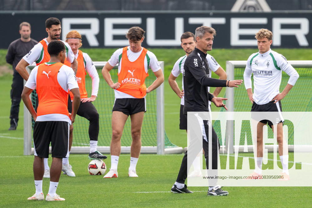 Alexander Blessin (Borussia Moenchengladbach, Trainer) erklaert den Spielern den Ablauf der Uebung. Oeffentliches Training Borussia Moenchengladbach, Fussball, Bundesliga, Saison 2026 2027, 29.09.2026 oeffentliches Training Borussia Moenchengladbach, Fussball, Bundesliga, Saison 2026 2027, 29.09.2026 Moenchengladbach