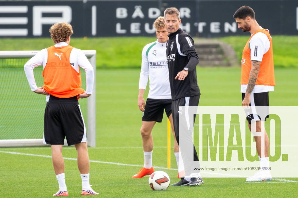 Alexander Blessin (Borussia Moenchengladbach, Trainer) erklaert Hugo Bolin (Borussia Moenchengladbach, 38), Robin Hack (Borussia Moenchengladbach, 25) und Tim Kleindienst (Borussia Moenchengladbach, 11) den Ablauf der Uebung. Oeffentliches Training Borussia Moenchengladbach, Fussball, Bundesliga, Saison 2026 2027, 29.09.2026 oeffentliches Training Borussia Moenchengladbach, Fussball, Bundesliga, Saison 2026 2027, 29.09.2026 Moenchengladbach