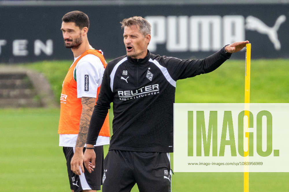Alexander Blessin (Borussia Moenchengladbach, Trainer) erklaert den Ablauf der Uebung. Daneben Tim Kleindienst (Borussia Moenchengladbach, 11). Oeffentliches Training Borussia Moenchengladbach, Fussball, Bundesliga, Saison 2026 2027, 29.09.2026 oeffentliches Training Borussia Moenchengladbach, Fussball, Bundesliga, Saison 2026 2027, 29.09.2026 Moenchengladbach