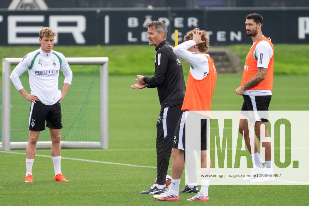 Alexander Blessin (Borussia Moenchengladbach, Trainer) erklaert den Ablauf der Uebung. Daneben. Robin Hack (Borussia Moenchengladbach, 25), Tim Kleindienst (Borussia Moenchengladbach, 11) und Hugo Bolin (Borussia Moenchengladbach, 38). Oeffentliches Training Borussia Moenchengladbach, Fussball, Bundesliga, Saison 2026 2027, 29.09.2026 oeffentliches Training Borussia Moenchengladbach, Fussball, Bundesliga, Saison 2026 2027, 29.09.2026 Moenchengladbach