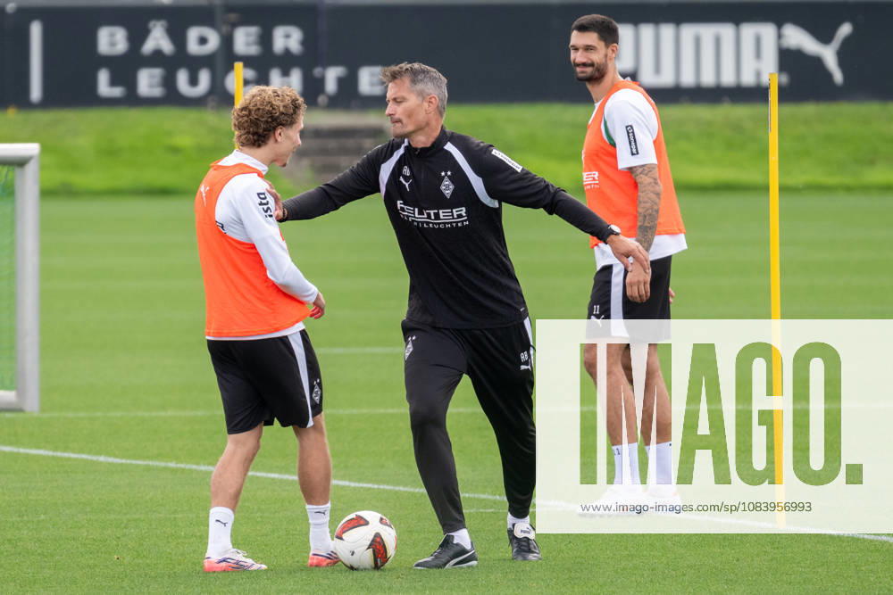 Alexander Blessin (Borussia Moenchengladbach, Trainer) schertzt mit Hugo Bolin (Borussia Moenchengladbach, 38). Dahinter Tim Kleindienst (Borussia Moenchengladbach, 11). Oeffentliches Training Borussia Moenchengladbach, Fussball, Bundesliga, Saison 2026 2027, 29.09.2026 oeffentliches Training Borussia Moenchengladbach, Fussball, Bundesliga, Saison 2026 2027, 29.09.2026 Moenchengladbach