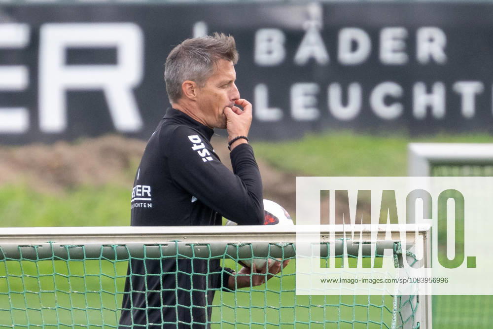 Alexander Blessin (Borussia Moenchengladbach, Trainer) unterbricht den Uebungsablauf. Oeffentliches Training Borussia Moenchengladbach, Fussball, Bundesliga, Saison 2026 2027, 29.09.2026 oeffentliches Training Borussia Moenchengladbach, Fussball, Bundesliga, Saison 2026 2027, 29.09.2026 Moenchengladbach