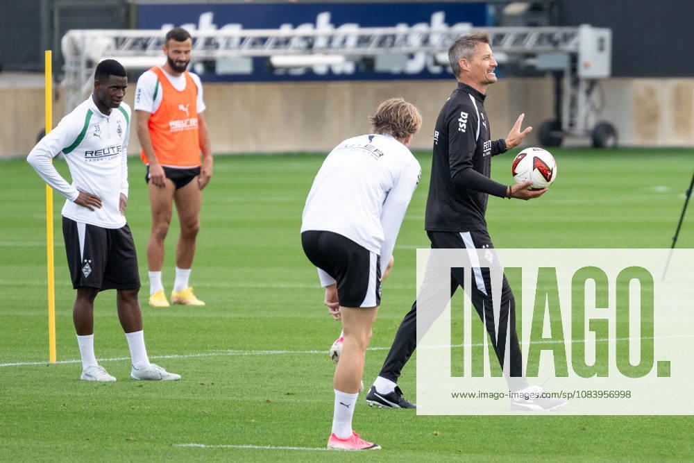 Alexander Blessin (Borussia Moenchengladbach, Trainer) erklaert den Uebungsablauf. Davor David Herold (Borussia Moenchengladbach, 20), links Iaia Manco Danfa (Borussia Moenchengladbach, 39) und hinten Franck Honorat (Borussia Moenchengladbach, 09). Oeffentliches Training Borussia Moenchengladbach, Fussball, Bundesliga, Saison 2026 2027, 29.09.2026 oeffentliches Training Borussia Moenchengladbach, Fussball, Bundesliga, Saison 2026 2027, 29.09.2026 Moenchengladbach