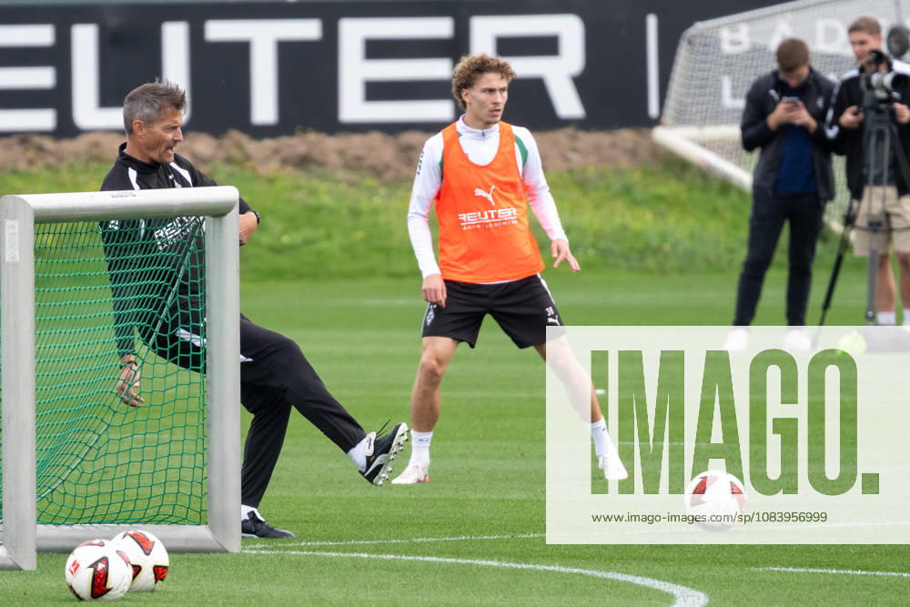Alexander Blessin (Borussia Moenchengladbach, Trainer) bringt den Ball ins Spiel fuer die Uebung. Dahinter Hugo Bolin (Borussia Moenchengladbach, 38). Oeffentliches Training Borussia Moenchengladbach, Fussball, Bundesliga, Saison 2026 2027, 29.09.2026 oeffentliches Training Borussia Moenchengladbach, Fussball, Bundesliga, Saison 2026 2027, 29.09.2026 Moenchengladbach