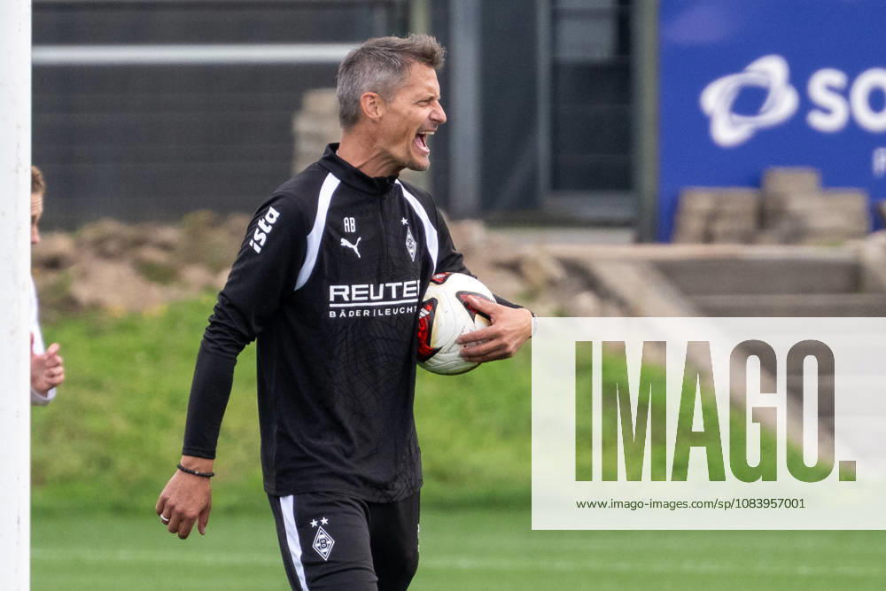 Alexander Blessin (Borussia Moenchengladbach, Trainer) will mehr Einsatz sehen. Oeffentliches Training Borussia Moenchengladbach, Fussball, Bundesliga, Saison 2026 2027, 29.09.2026 oeffentliches Training Borussia Moenchengladbach, Fussball, Bundesliga, Saison 2026 2027, 29.09.2026 Moenchengladbach