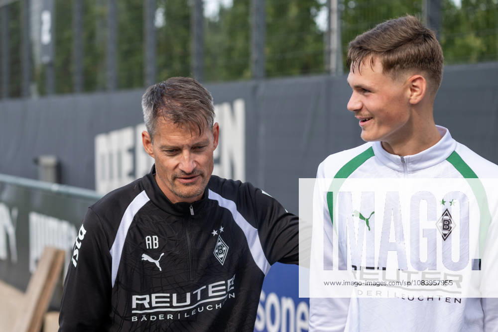 Alexander Blessin (Borussia Moenchengladbach, Trainer) im Gespraech mit Samin Mujevic (Borussia Moenchengladbach, U19). Oeffentliches Training Borussia Moenchengladbach, Fussball, Bundesliga, Saison 2026 2027, 29.09.2026 oeffentliches Training Borussia Moenchengladbach, Fussball, Bundesliga, Saison 2026 2027, 29.09.2026 Moenchengladbach