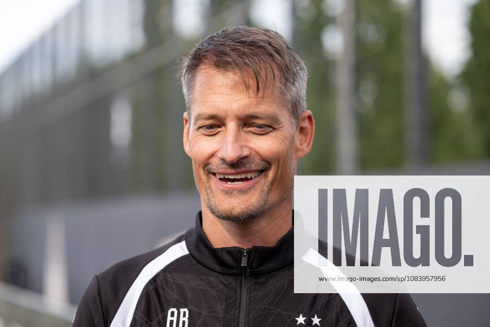Alexander Blessin (Borussia Moenchengladbach, Trainer) steht den anwesenden Reporter nach seinem ersten Training Rede und Antwort. Oeffentliches Training Borussia Moenchengladbach, Fussball, Bundesliga, Saison 2026 2027, 29.09.2026 oeffentliches Training Borussia Moenchengladbach, Fussball, Bundesliga, Saison 2026 2027, 29.09.2026 Moenchengladbach