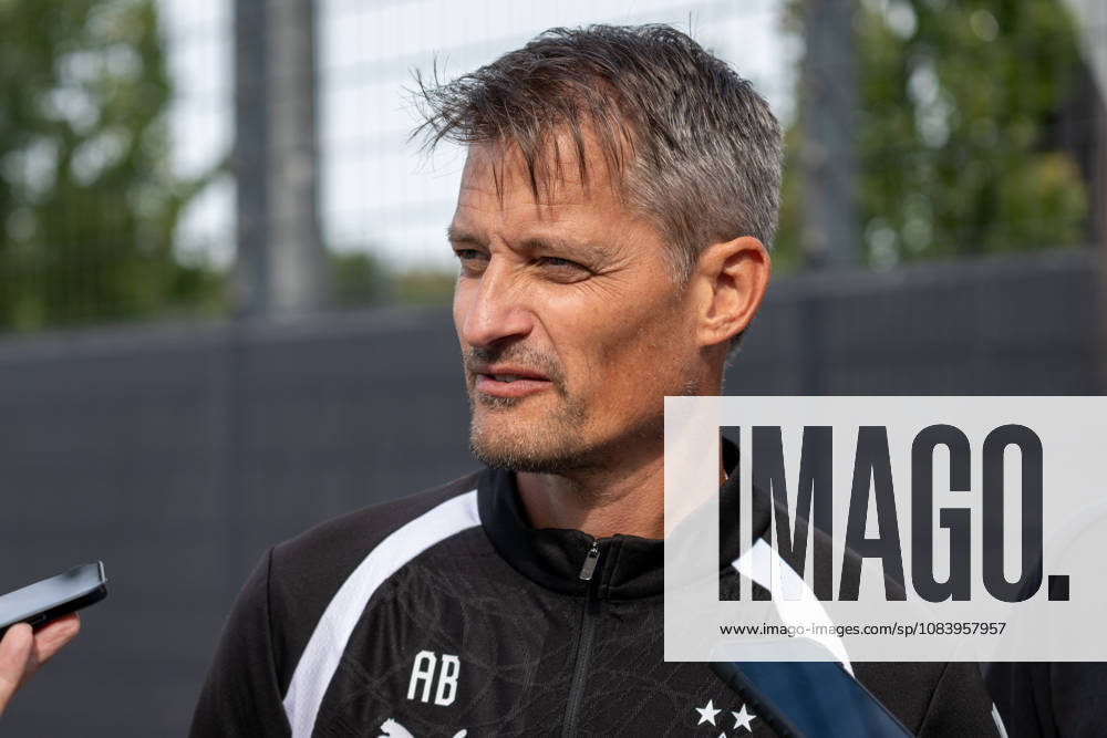Alexander Blessin (Borussia Moenchengladbach, Trainer) steht den anwesenden Reporter nach seinem ersten Training Rede und Antwort. Oeffentliches Training Borussia Moenchengladbach, Fussball, Bundesliga, Saison 2026 2027, 29.09.2026 oeffentliches Training Borussia Moenchengladbach, Fussball, Bundesliga, Saison 2026 2027, 29.09.2026 Moenchengladbach