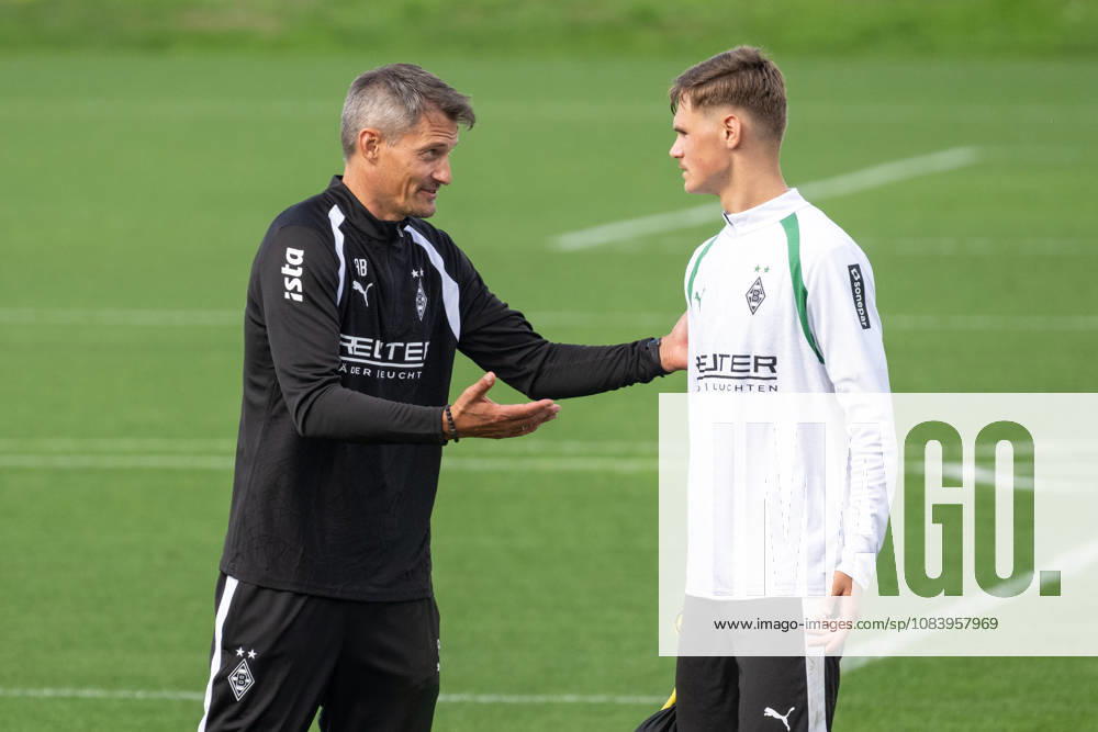 Alexander Blessin (Borussia Moenchengladbach, Trainer) im Gespraech mit Samin Mujevic (Borussia Moenchengladbach, U19). Oeffentliches Training Borussia Moenchengladbach, Fussball, Bundesliga, Saison 2026 2027, 29.09.2026 oeffentliches Training Borussia Moenchengladbach, Fussball, Bundesliga, Saison 2026 2027, 29.09.2026 Moenchengladbach