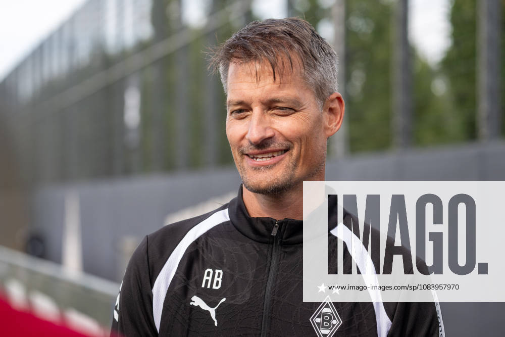 Alexander Blessin (Borussia Moenchengladbach, Trainer) steht den anwesenden Reporter nach seinem ersten Training Rede und Antwort. Oeffentliches Training Borussia Moenchengladbach, Fussball, Bundesliga, Saison 2026 2027, 29.09.2026 oeffentliches Training Borussia Moenchengladbach, Fussball, Bundesliga, Saison 2026 2027, 29.09.2026 Moenchengladbach