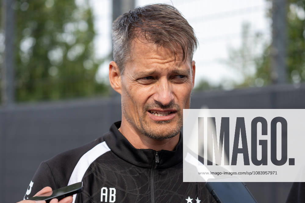 Alexander Blessin (Borussia Moenchengladbach, Trainer) steht den anwesenden Reporter nach seinem ersten Training Rede und Antwort. Oeffentliches Training Borussia Moenchengladbach, Fussball, Bundesliga, Saison 2026 2027, 29.09.2026 oeffentliches Training Borussia Moenchengladbach, Fussball, Bundesliga, Saison 2026 2027, 29.09.2026 Moenchengladbach