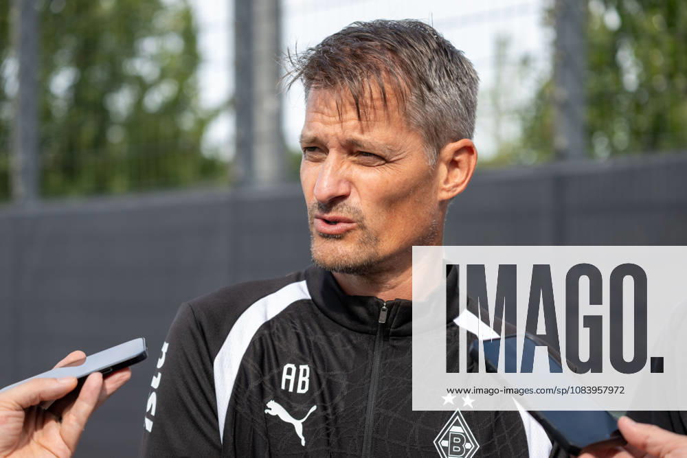 Alexander Blessin (Borussia Moenchengladbach, Trainer) steht den anwesenden Reporter nach seinem ersten Training Rede und Antwort. Oeffentliches Training Borussia Moenchengladbach, Fussball, Bundesliga, Saison 2026 2027, 29.09.2026 oeffentliches Training Borussia Moenchengladbach, Fussball, Bundesliga, Saison 2026 2027, 29.09.2026 Moenchengladbach