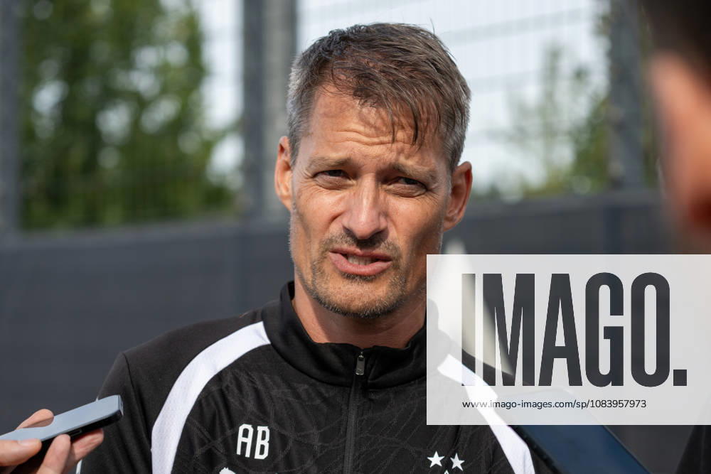 Alexander Blessin (Borussia Moenchengladbach, Trainer) steht den anwesenden Reporter nach seinem ersten Training Rede und Antwort. Oeffentliches Training Borussia Moenchengladbach, Fussball, Bundesliga, Saison 2026 2027, 29.09.2026 oeffentliches Training Borussia Moenchengladbach, Fussball, Bundesliga, Saison 2026 2027, 29.09.2026 Moenchengladbach