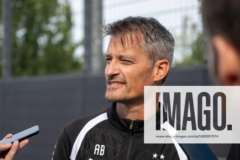 Alexander Blessin (Borussia Moenchengladbach, Trainer) steht den anwesenden Reporter nach seinem ersten Training Rede und Antwort. Oeffentliches Training Borussia Moenchengladbach, Fussball, Bundesliga, Saison 2026 2027, 29.09.2026 oeffentliches Training Borussia Moenchengladbach, Fussball, Bundesliga, Saison 2026 2027, 29.09.2026 Moenchengladbach