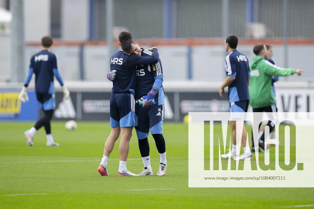 Fussball, Training des FC Schalke 04. v. l. Robin Gosens (FC Schalke 04) umarmt Torwart Kevin Müller (FC Schalke 04). Gelsenkirchen Trainingsgelände FC Schalke 04 NRW Deutschland xRHR-FOTO YYx