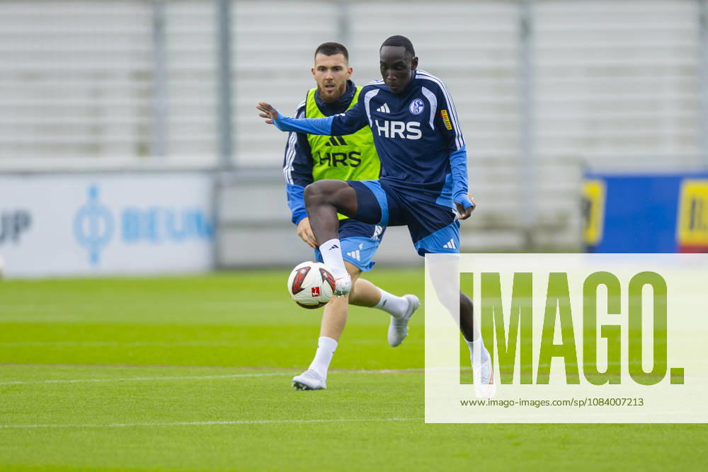 Fussball, Training des FC Schalke 04. v. l. Hasan Kurucay (FC Schalke 04), Jean-Paul Ndiaye (FC Schalke 023). Gelsenkirchen Trainingsgelände FC Schalke 04 NRW Deutschland xRHR-FOTO YYx
