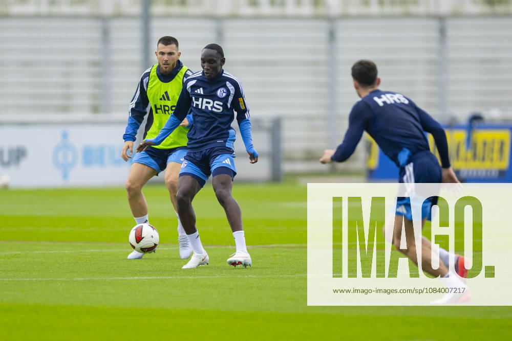 Fussball, Training des FC Schalke 04. v. l. Hasan Kurucay (FC Schalke 04), Jean-Paul Ndiaye (FC Schalke 023). Gelsenkirchen Trainingsgelände FC Schalke 04 NRW Deutschland xRHR-FOTO YYx