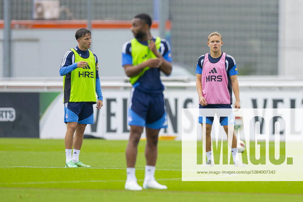 Fussball, Training des FC Schalke 04. v. l. Vitalie Becker (FC Schalke 04), Silas Thier (FC Schalke 04 U23). Gelsenkirchen Trainingsgelände FC Schalke 04 NRW Deutschland xRHR-FOTO YYx