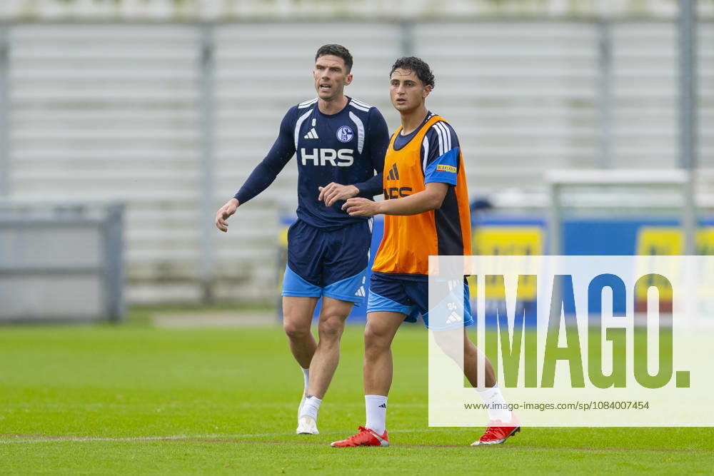 Fussball, Training des FC Schalke 04. v. l. Robin Gosens (FC Schalke 04), Aymen Gulasi (FC Schalke 04). Gelsenkirchen Trainingsgelände FC Schalke 04 NRW Deutschland xRHR-FOTO YYx