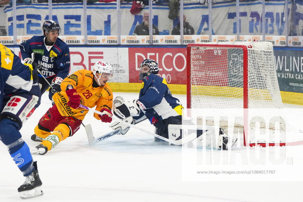 Quinto, Gottardo Arena, NL: HC Ambrì-Piotta v SCL Tigers: 28 Dario Allenspach (Tigers) against 30 goalkeeper Philip Wuthrich (Ambri) Quinto Gottardo Arena Ticino Switzerland