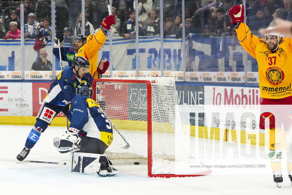 Quinto, Gottardo Arena, NL: HC Ambrì-Piotta v SCL Tigers: 37 Arno Nussbaumer (Tigers) and Topscorer Emil Pettersson (Tigers) celebrates the 0-2 for SCL Tigers Quinto Gottardo Arena Ticino Switzerland