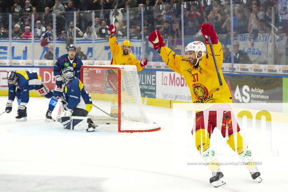 Quinto, Gottardo Arena, NL: HC Ambrì-Piotta v SCL Tigers: 37 Arno Nussbaumer (Tigers) and Topscorer Emil Pettersson (Tigers) celebrates the 0-2 for SCL Tigers Quinto Gottardo Arena Ticino Switzerland