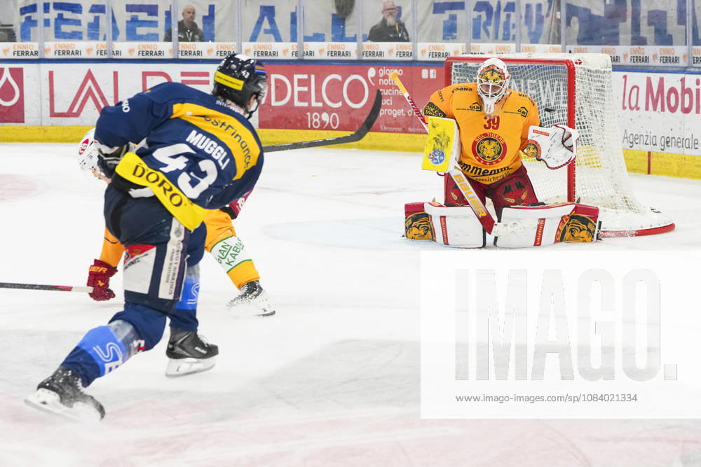 Quinto, Gottardo Arena, NL: HC Ambrì-Piotta v SCL Tigers: 43 Tim Muggli (Ambri) against 39 goalkeeper Luca Boltshauser (Tigers) Quinto Gottardo Arena Ticino Switzerland