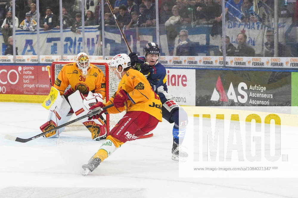 Quinto, Gottardo Arena, NL: HC Ambrì-Piotta v SCL Tigers: 17 Miles Muller (Ambri) against 27 Santtu Kinnunen (Tigers) Quinto Gottardo Arena Ticino Switzerland