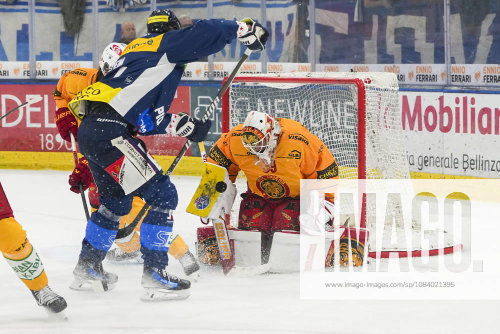 Quinto, Gottardo Arena, NL: HC Ambrì-Piotta v SCL Tigers: 39 goalkeeper Luca Boltshauser (Tigers) saves against 44 Andre Heim (Ambri) Quinto Gottardo Arena Ticino Switzerland