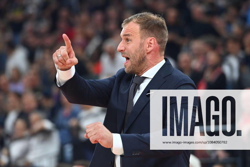Trainer Anton GAVEL (FCB), Gestik,gibt Anweisungen, Einzelbild,angeschnittenes Einzelmotiv, Halbfigur,halbe Figur. Basketball Euro League,Saison 2026 2027, FC Bayern Muenchen - Partizan Belgrad am 02.10.2026 , S A P G A R D EN