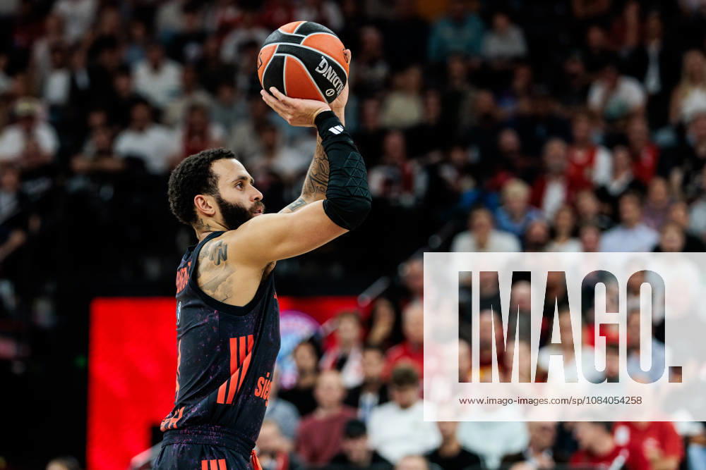 Duane Washington (FC Bayern Muenchen, 4) shooting from the freethrow line during the Turkish Airlines EuroLeague match between FC Bayern Muenchen vs. Partizan Mozzart Bet Belgrade at SAP Garden on round 3 of Turkish Airlines EuroLeague on October 02, 2026 in Munich, Germany. Bavaria Germany