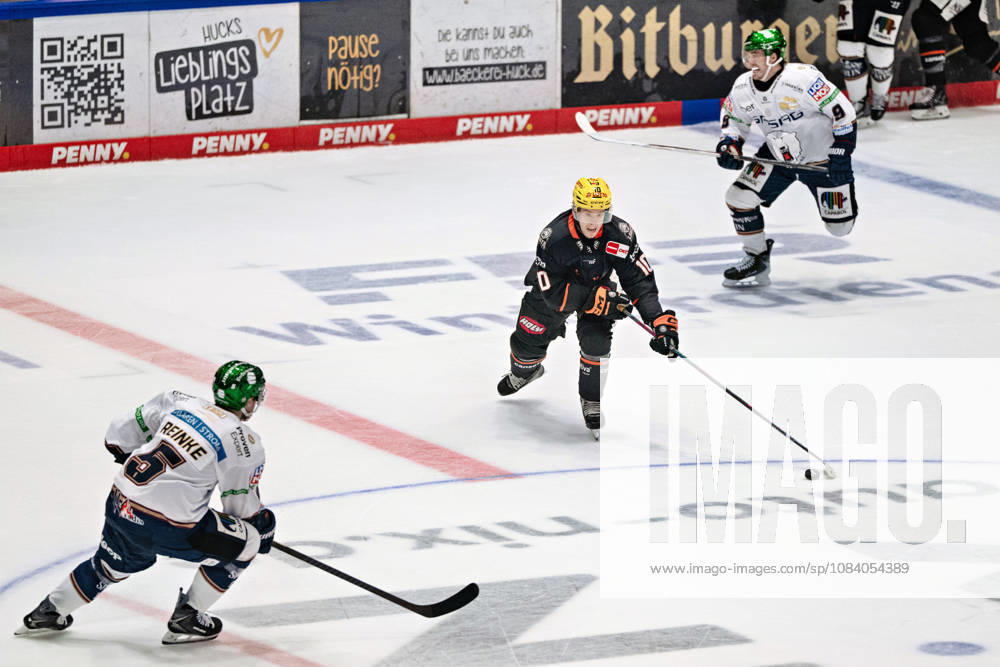 Mitch Reinke (Eisbaeren Berlin, 05), Brandon Biro (Loewen Frankfurt, 10) GER, Loewen Frankfurt vs. Eisbaeren Berlin, Eishockey, PENNY DEL, 5. Spieltag, Spielzeit 2026 2027, 02.10.2026 GER, Loewen Frankfurt vs. Eisbaeren Berlin, Eishockey, PENNY DEL, 5. Spieltag, Spielzeit 2026 2027, 02.10.2026 Frankfurt am Main
