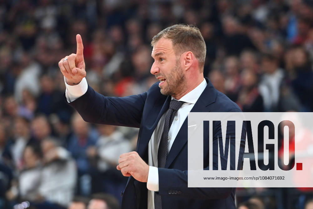 Trainer Anton GAVEL (FCB), Gestik,gibt Anweisungen, Einzelbild,angeschnittenes Einzelmotiv,Halbfigur,halbe Figur. Basketball Euro League,Saison 2026 2027, FC Bayern Muenchen - Partizan Belgrad am 02.10.2026 , S A P G A R D EN