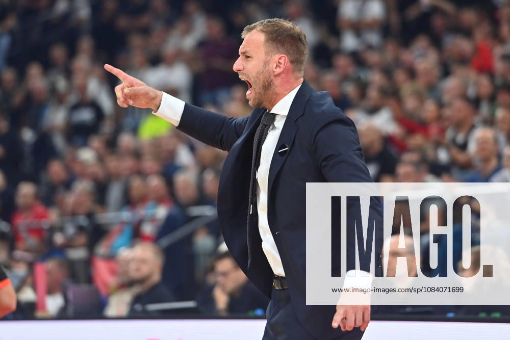Trainer Anton GAVEL (FCB) Gestik,gibt Anweisungen, Einzelbild,angeschnittenes Einzelmotiv,Halbfigur,halbe Figur. Basketball Euro League,Saison 2026 2027, FC Bayern Muenchen - Partizan Belgrad am 02.10.2026 , S A P G A R D EN