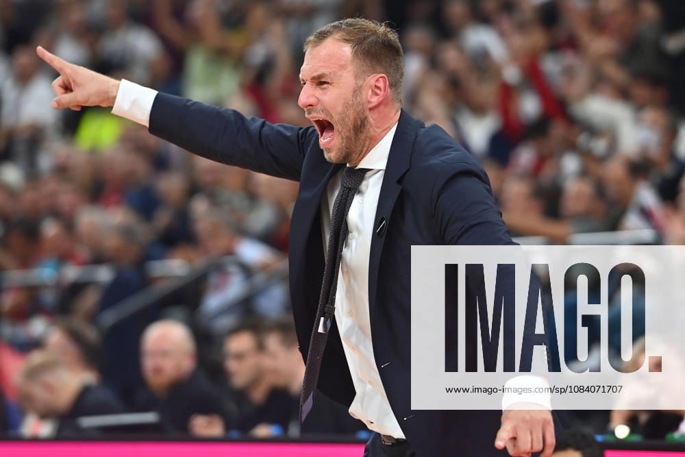 Trainer Anton GAVEL (FCB), Gestik,gibt Anweisungen, Einzelbild,angeschnittenes Einzelmotiv,Halbfigur,halbe Figur. Basketball Euro League,Saison 2026 2027, FC Bayern Muenchen - Partizan Belgrad am 02.10.2026 , S A P G A R D EN