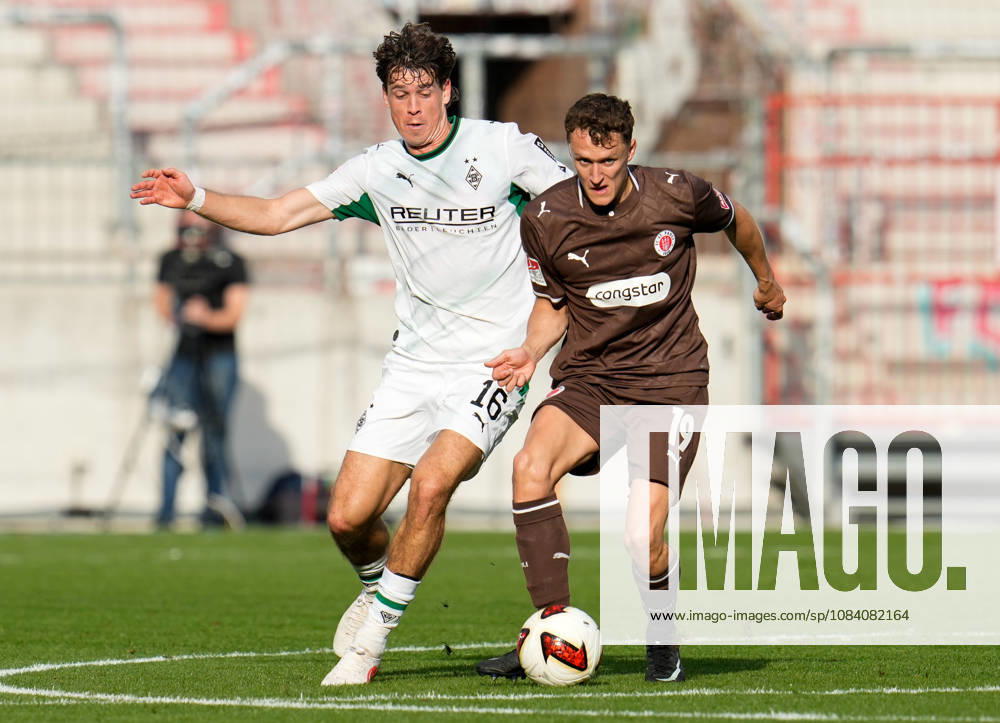 Philipp Sander (Borussia Moenchengladbach, 16) im Zweikampf mit Martijn Kaars (FC St. Pauli, 19). GER, FC St. Pauli vs Borussia Mönchengladbach, Freundschaftsspiel, Saison 2026 27, Millerntor-Stadion, Hamburg, 03.10.2026 DFL REGULATIONS PROHIBIT ANY USE OF PHOTOGRAPHS AS IMAGE SEQUENCES AND OR QUASI-VIDEO Foto: HMB Media Scott W. Coleman Hamburg Millerntor-Stadion Hamburg GER
