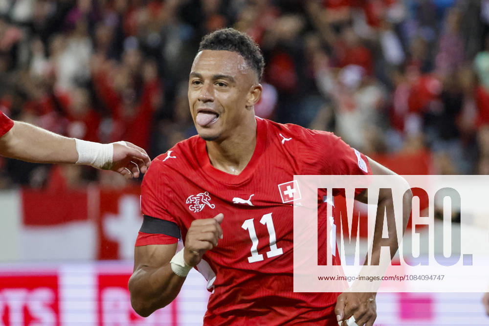 Torjubel bei Dan Ndoye (Schweiz, 11) nach seinem Tor zum 2:1, Freude, Begeisterung, positive Emotionen, Torerfolg , Schweiz, UEFA , Nations League, Matchday 3, Schweiz vs. Slowenien, 03.10.2026, Luzern Swissporarena Schweiz