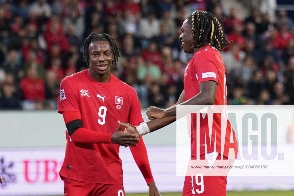 Fussball UEFA Nations League 2026 - 2027, 3. Spieltag - Schweiz vs Slowenien - Thermoplan Arena (Luzern): Premiere für Winsley Boteli (Schweiz, 19) Freude, Emotionen mit Johan Manzambi (Schweiz, 9) bei seiner Einwechselung.